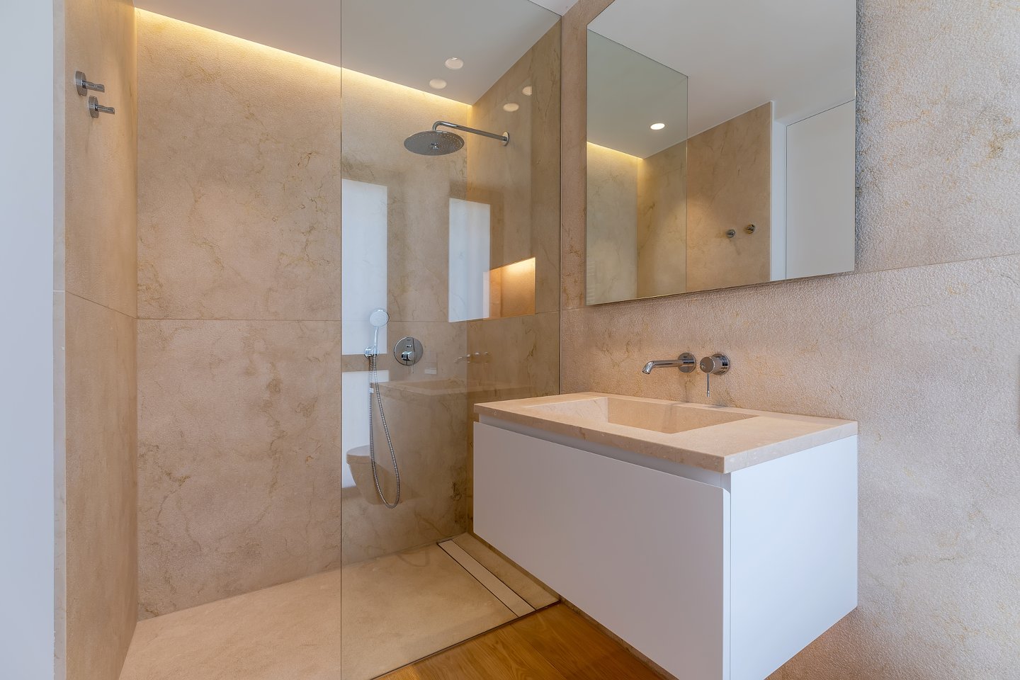 "Elegant bathroom in a contemporary beachside villa in Bendinat, Mallorca, featuring luxurious finishes, modern fixtures, and a serene ambiance."