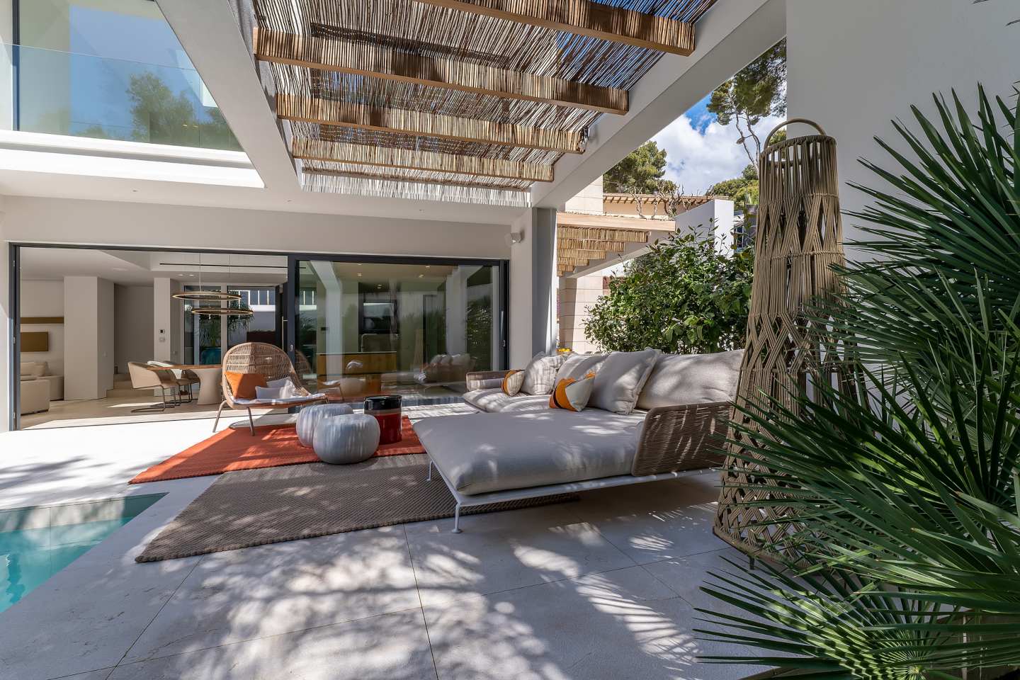 Stylish terrace of a contemporary beachside villa in Bendinat, Mallorca, featuring modern outdoor seating, sleek design elements, and stunning views of the Mediterranean coastline. The spacious terrace is perfect for relaxation or entertaining, with an inviting atmosphere enhanced by natural light and the beauty of the surrounding landscape.