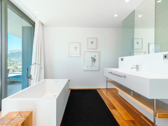 Seafront Luxury Villa in Camp de Mar, Mallorca - Bathroom - SKM0001