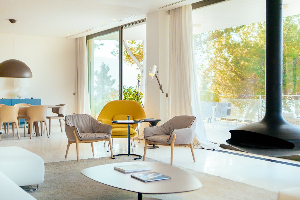 Sophisticated living room in a seafront luxury villa in Camp de Mar, Mallorca, featuring stylish modern furnishings, large windows offering breathtaking ocean views, and a spacious, open-plan layout. The room is designed with elegance and comfort, creating a perfect space for relaxation and entertaining.