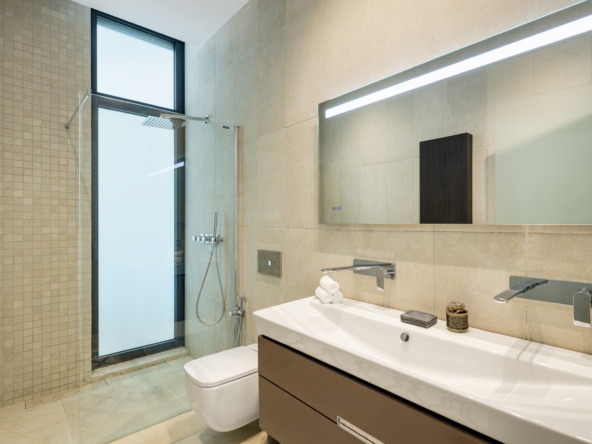 14 Pool bedroom en-suite