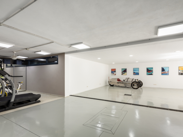 20 Garage and gym